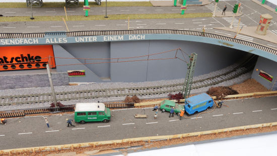 Modellbahn Diorama H0 Wuppertaler Schwebebahn mit Trafo und Beleuchtung