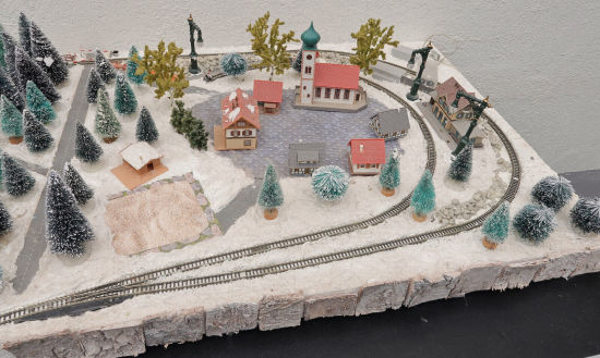 Märklin Modellbahn-Anlage Spur Z Winterlandschaft mit Beleuchtung 100 x 50 cm