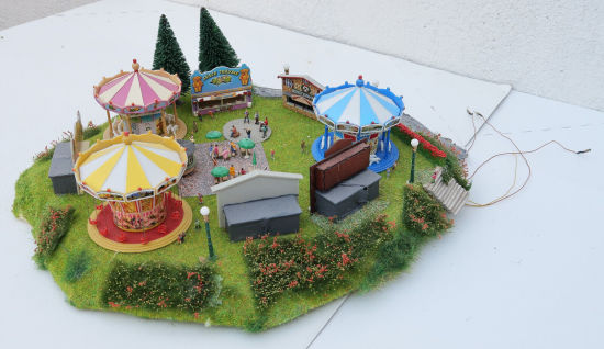 Modellbahn Diorama N Kleine Kirmes mit 3 Fahgeschäften, 5 Buden + Zubehör