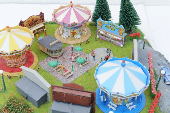 Modellbahn Diorama N Kleine Kirmes mit 3 Fahgeschäften, 5 Buden + Zubehör