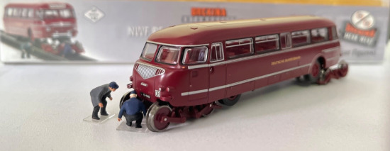 Brekina 1:87 63002 NWF BS 300 Schi-Stra-Bus mit 2 Figuren A845