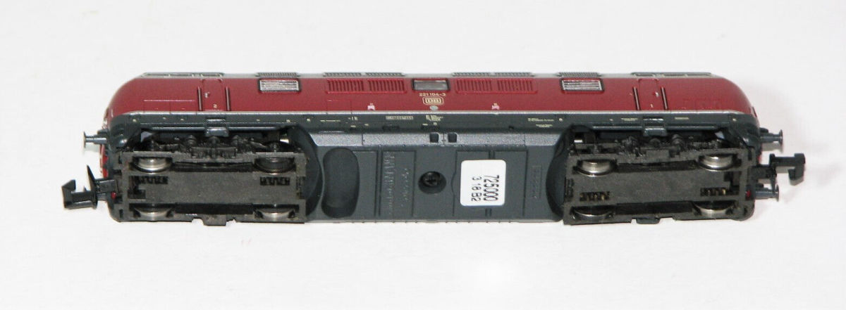 Fleischmann N 725000 Diesellok BR 221 104-3 der DB "mit DSS" 