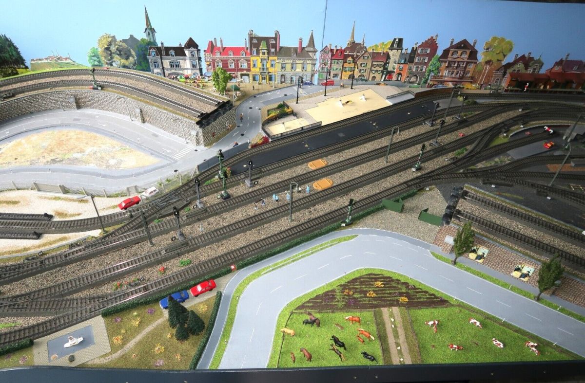 Modellbahn-Anlage Märklin Digital mit C-Gleisen, Signalen, Beleuchtung, Zubehör