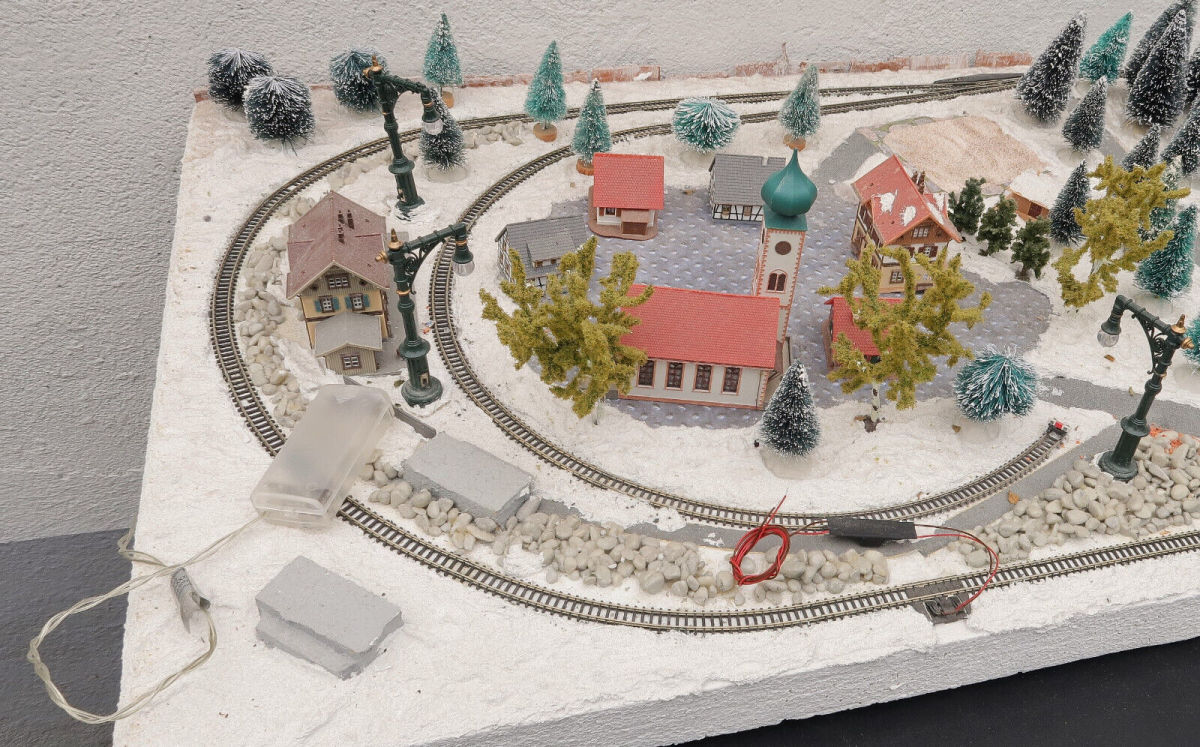 Märklin Modellbahn-Anlage Spur Z Winterlandschaft mit Beleuchtung 100 x 50 cm