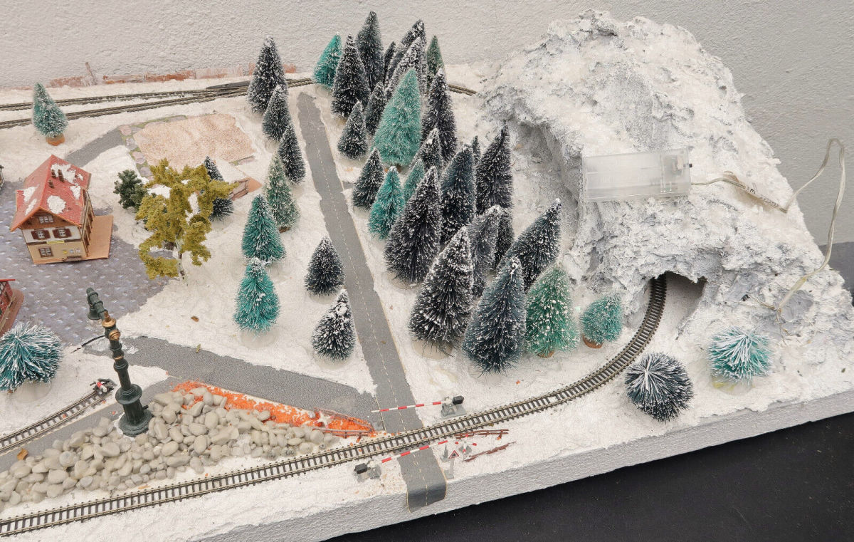 Märklin Modellbahn-Anlage Spur Z Winterlandschaft mit Beleuchtung 100 x 50 cm