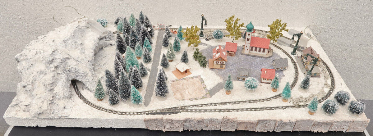 Märklin Modellbahn-Anlage Spur Z Winterlandschaft mit Beleuchtung 100 x 50 cm