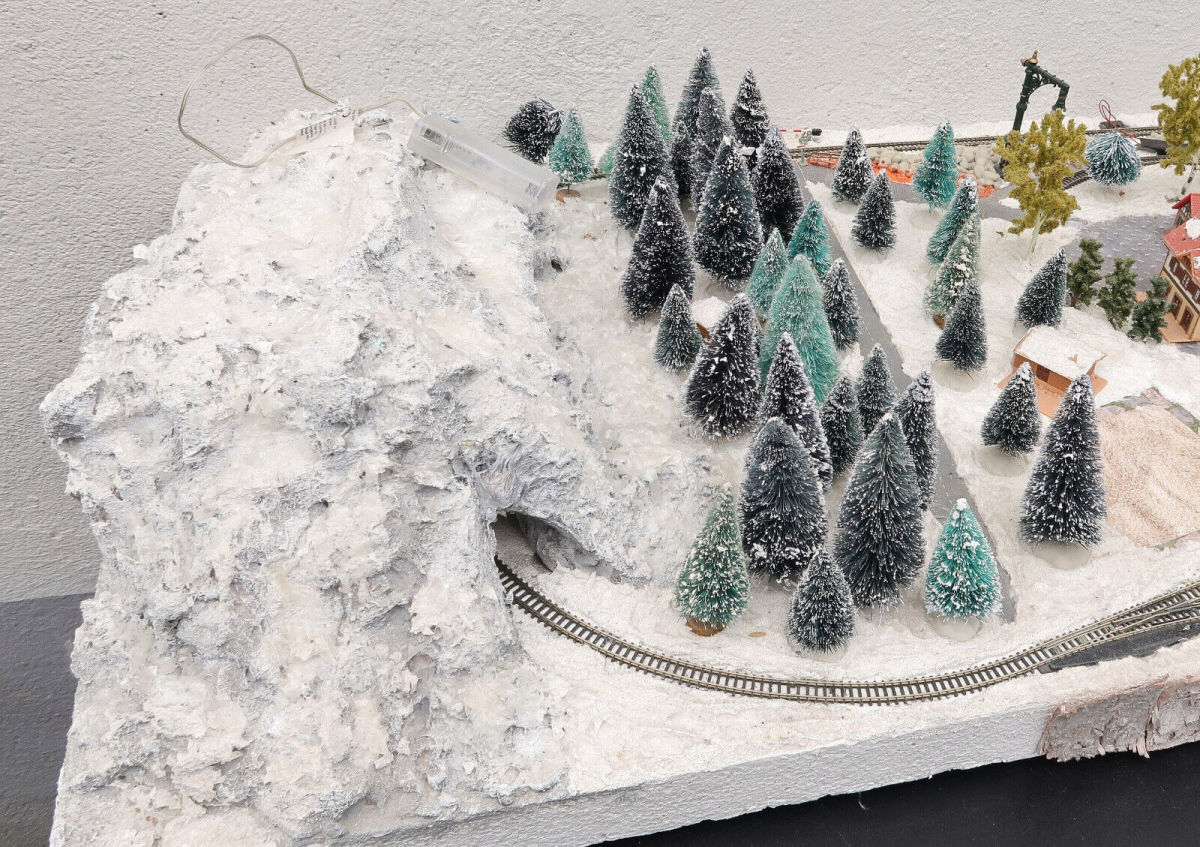 Märklin Modellbahn-Anlage Spur Z Winterlandschaft mit Beleuchtung 100 x 50 cm