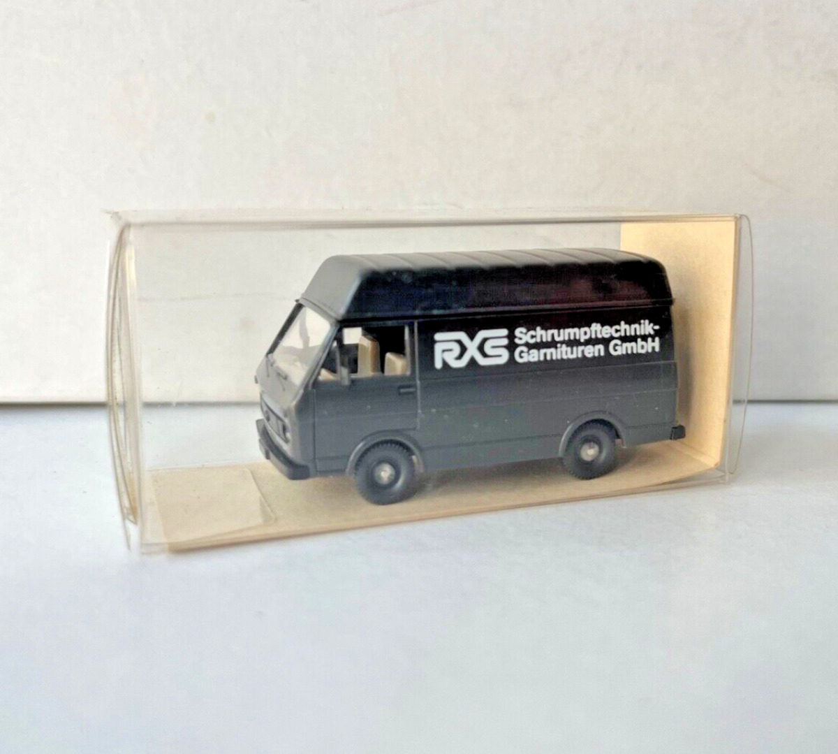 Wiking 1:87 143042 VW LT28 RXS Strumpftechnik Garnituren GmbH A176