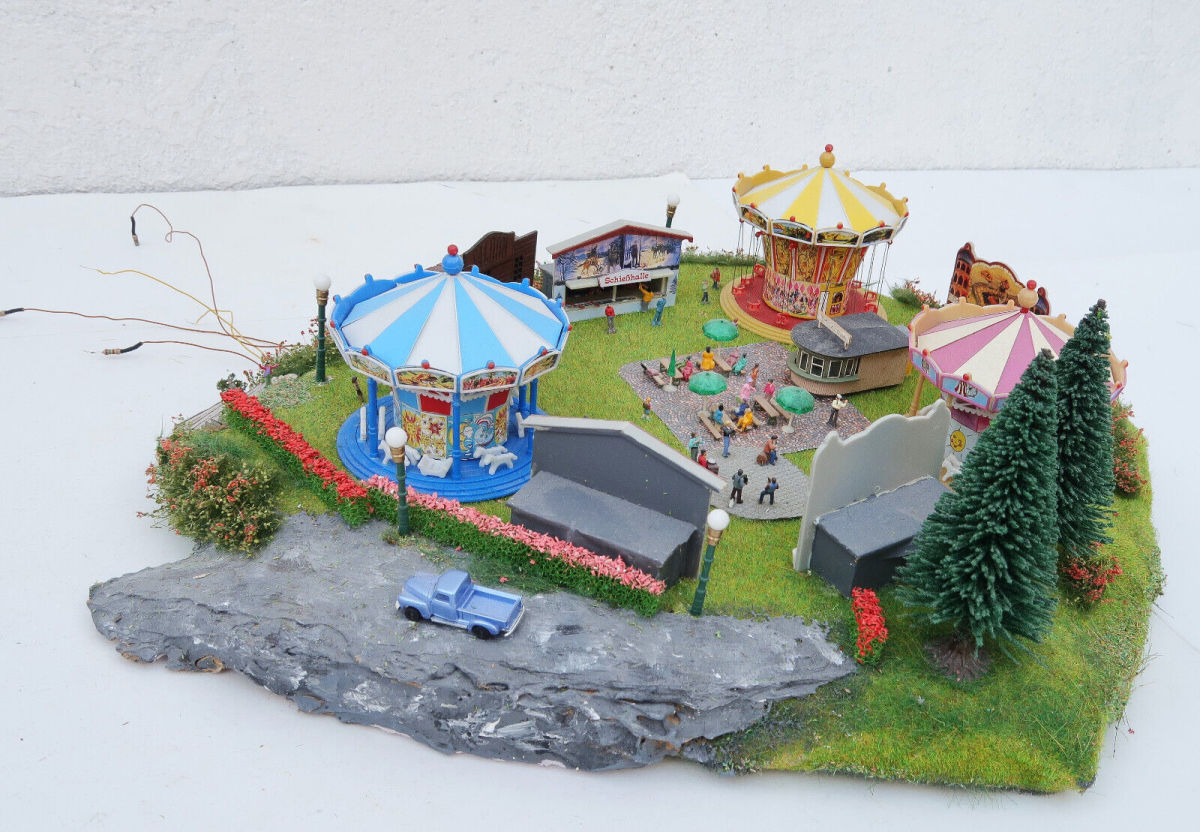 Modellbahn Diorama N Kleine Kirmes mit 3 Fahgeschäften, 5 Buden + Zubehör