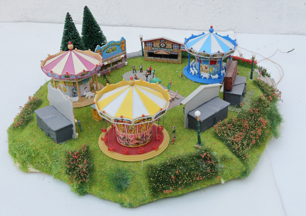 Modellbahn Diorama N Kleine Kirmes mit 3 Fahgeschäften, 5 Buden + Zubehör