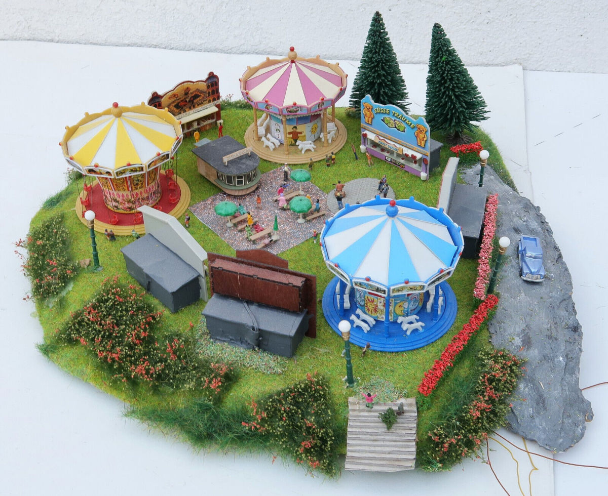 Modellbahn Diorama N Kleine Kirmes mit 3 Fahgeschäften, 5 Buden + Zubehör