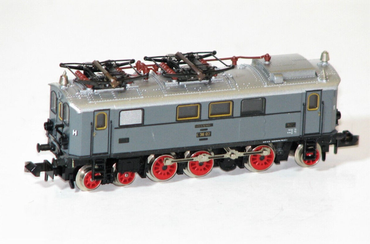 Minitrix N 1018 Zug-Set "Reichsbahn-Reisezug" mit E 36 + 5 Wagen DRG 