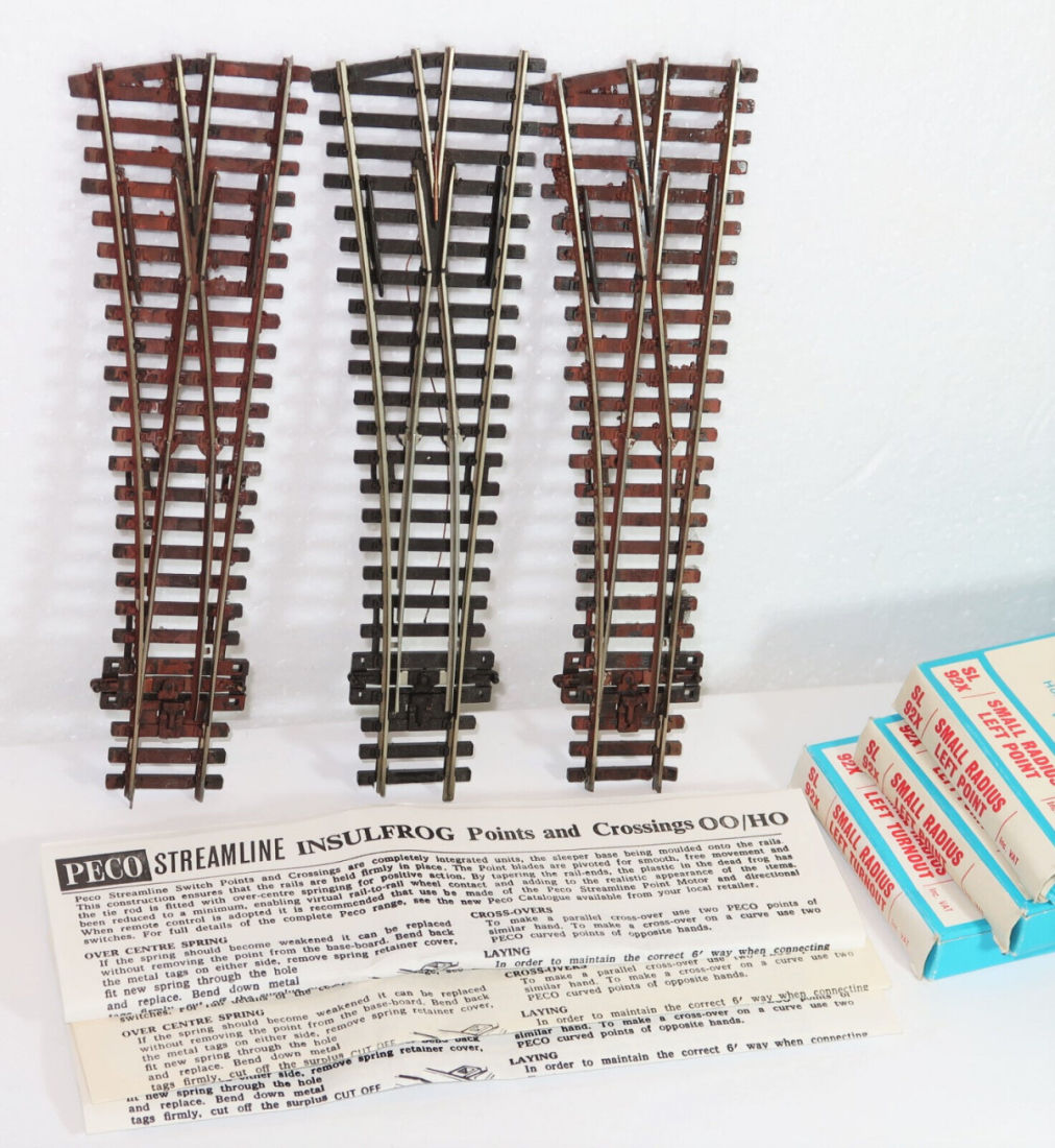 Peco H0 SL-92 Weiche links Insulfrog Code 100 "gesuppert" (3 Stück) Peco H0 SL-92 Weiche links Insulfrog Code 100 "gesuppert" (3 Stück)