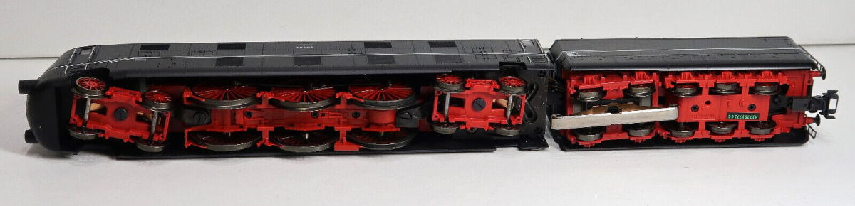 Märklin H0 39054 Dampflok BR 05 der DRB "mfx + Sound" mit Holzvitrine 