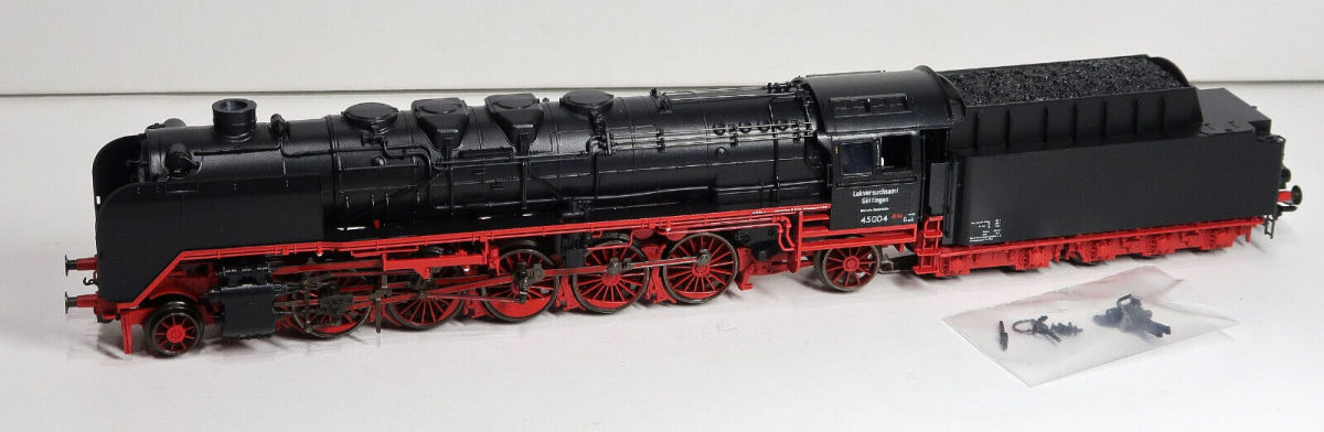 Märklin H0 37452 Dampflok BR 45 der DB "mfx + Sound" mit Holzvitrine