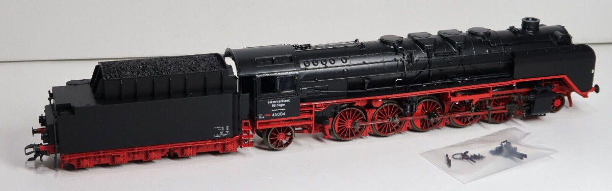 Märklin H0 37452 Dampflok BR 45 der DB "mfx + Sound" mit Holzvitrine 