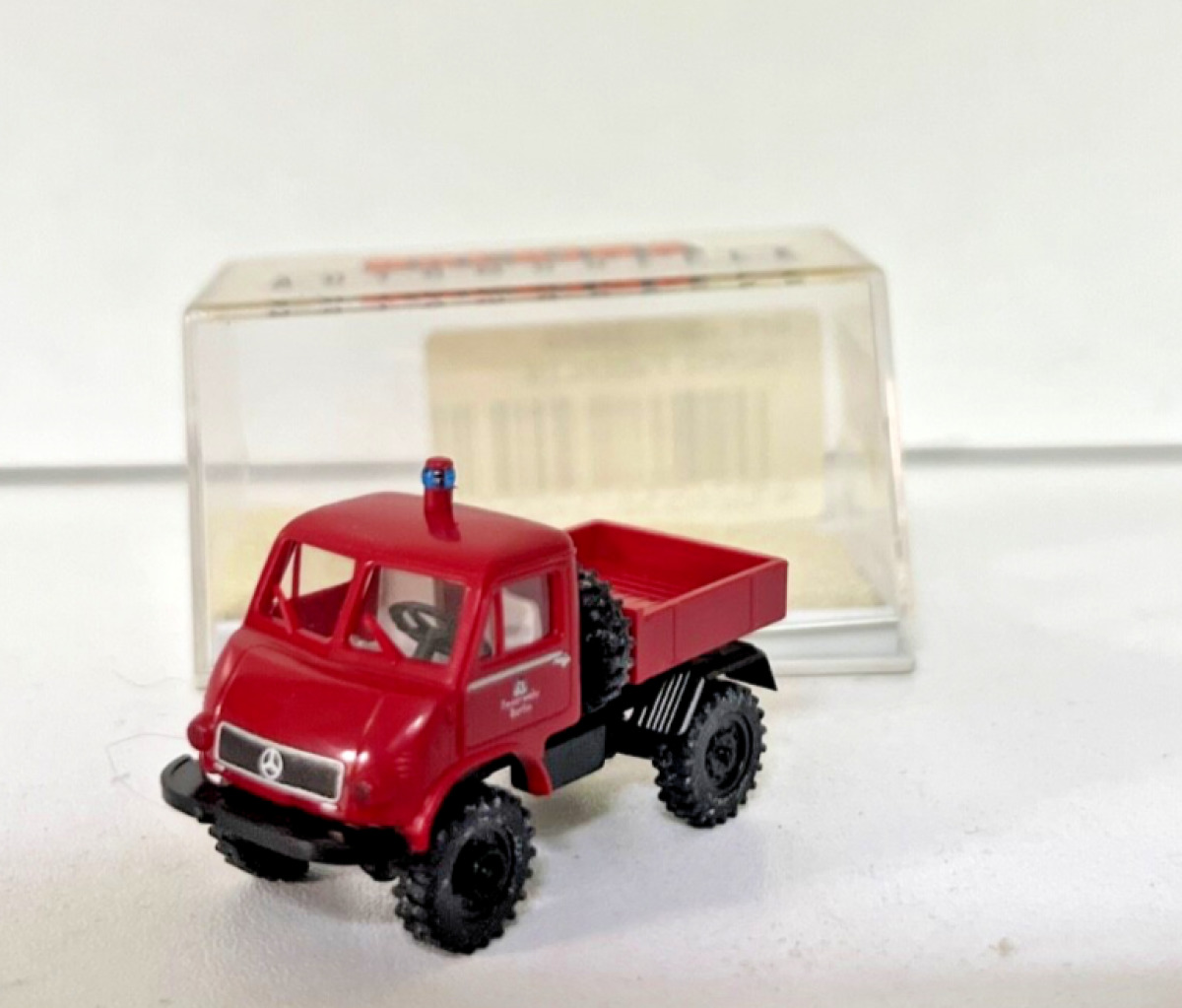Brekina 1:87 39053 MB Unimog 402 Froschauge Feuerwehr A937 Brekina 1:87 39053 MB Unimog 402 Froschauge Feuerwehr A937