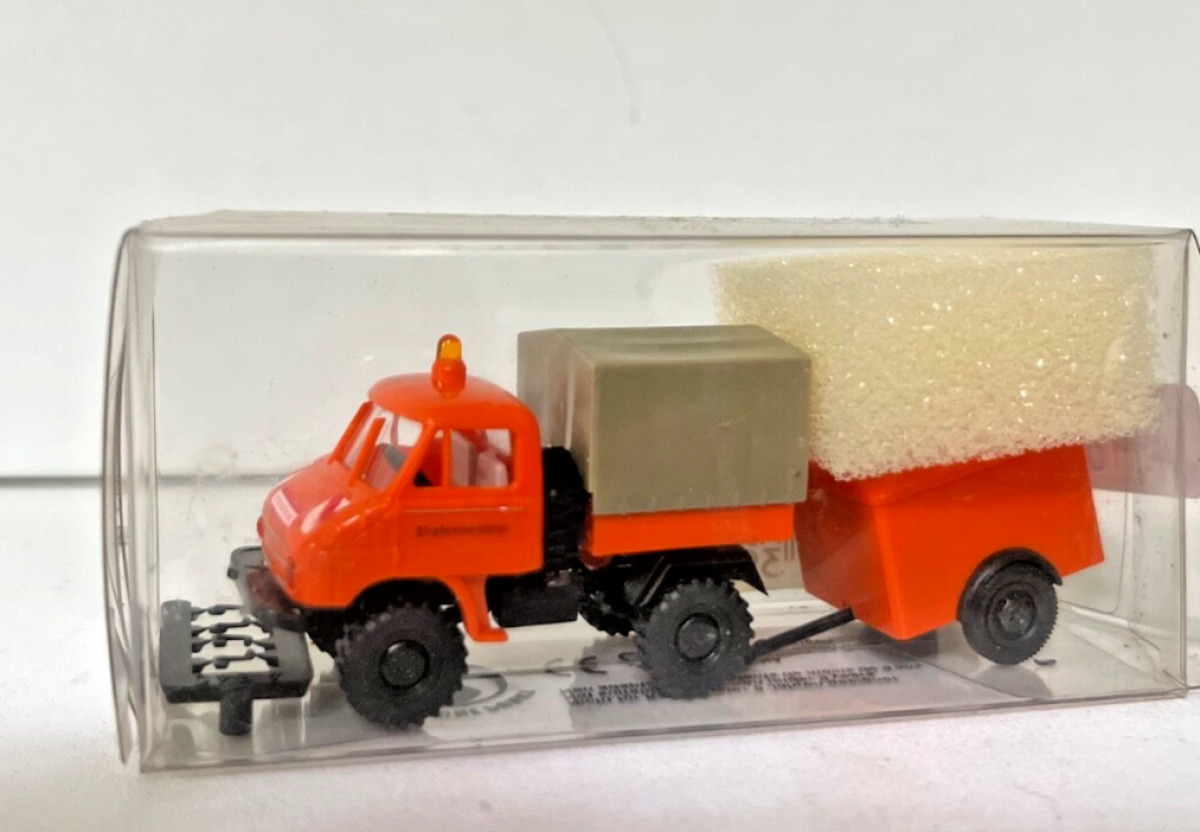 Brekina 1:87 39106 Unimog 411 + Anhänger Strassenmeisterei A940 Brekina 1:87 39106 Unimog 411 + Anhänger Strassenmeisterei A940